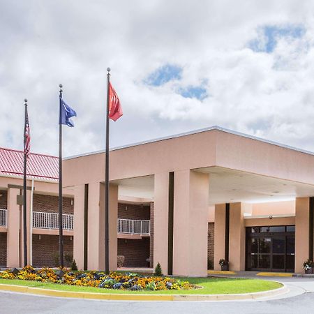 Ramada By Wyndham Wytheville Bagian luar foto