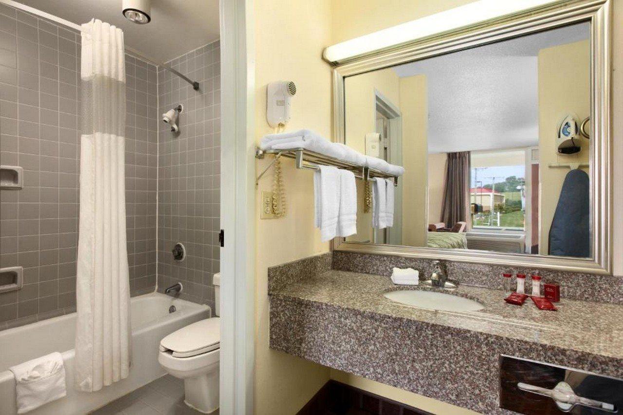 Ramada By Wyndham Wytheville Bagian luar foto