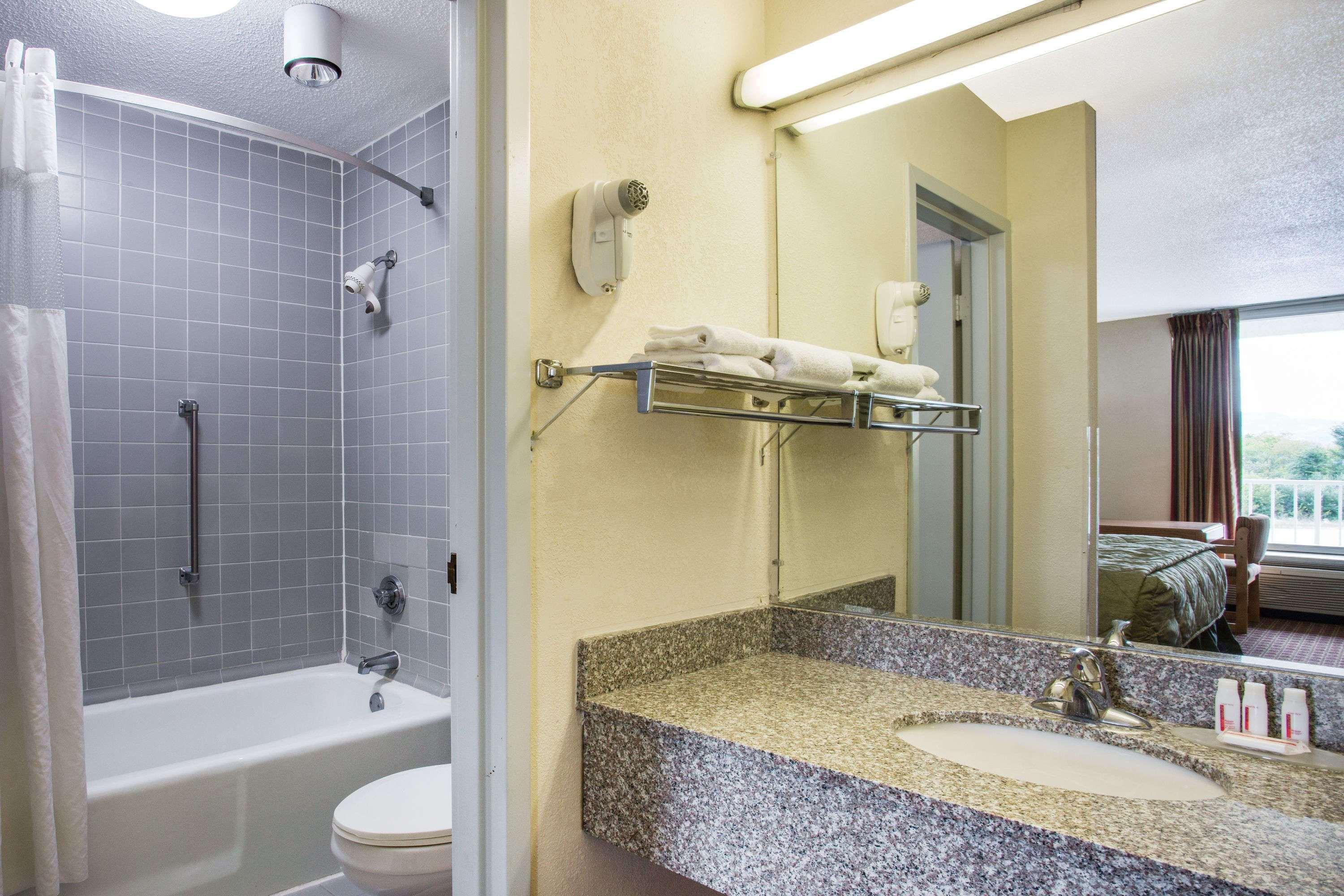 Ramada By Wyndham Wytheville Bagian luar foto