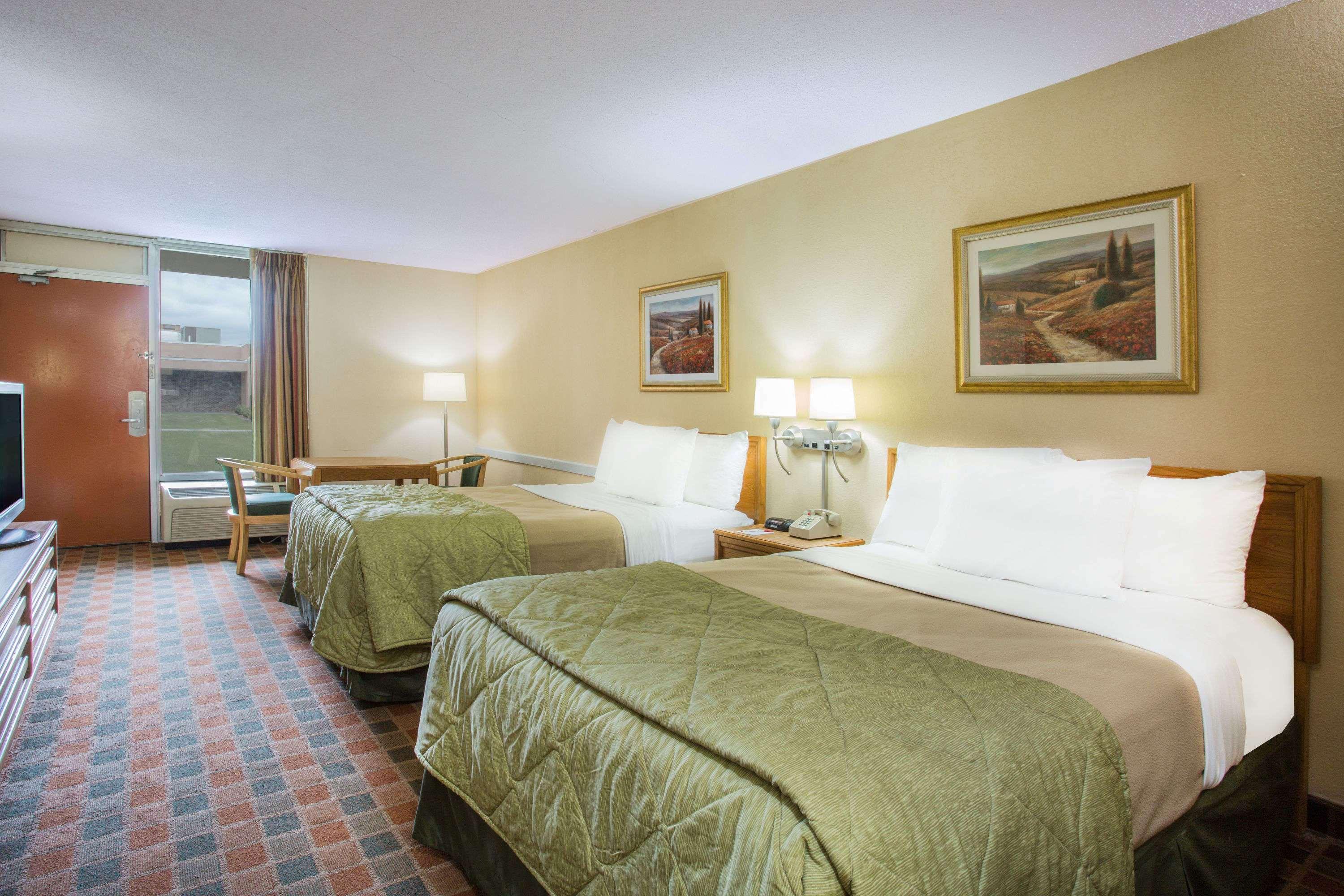 Ramada By Wyndham Wytheville Bagian luar foto