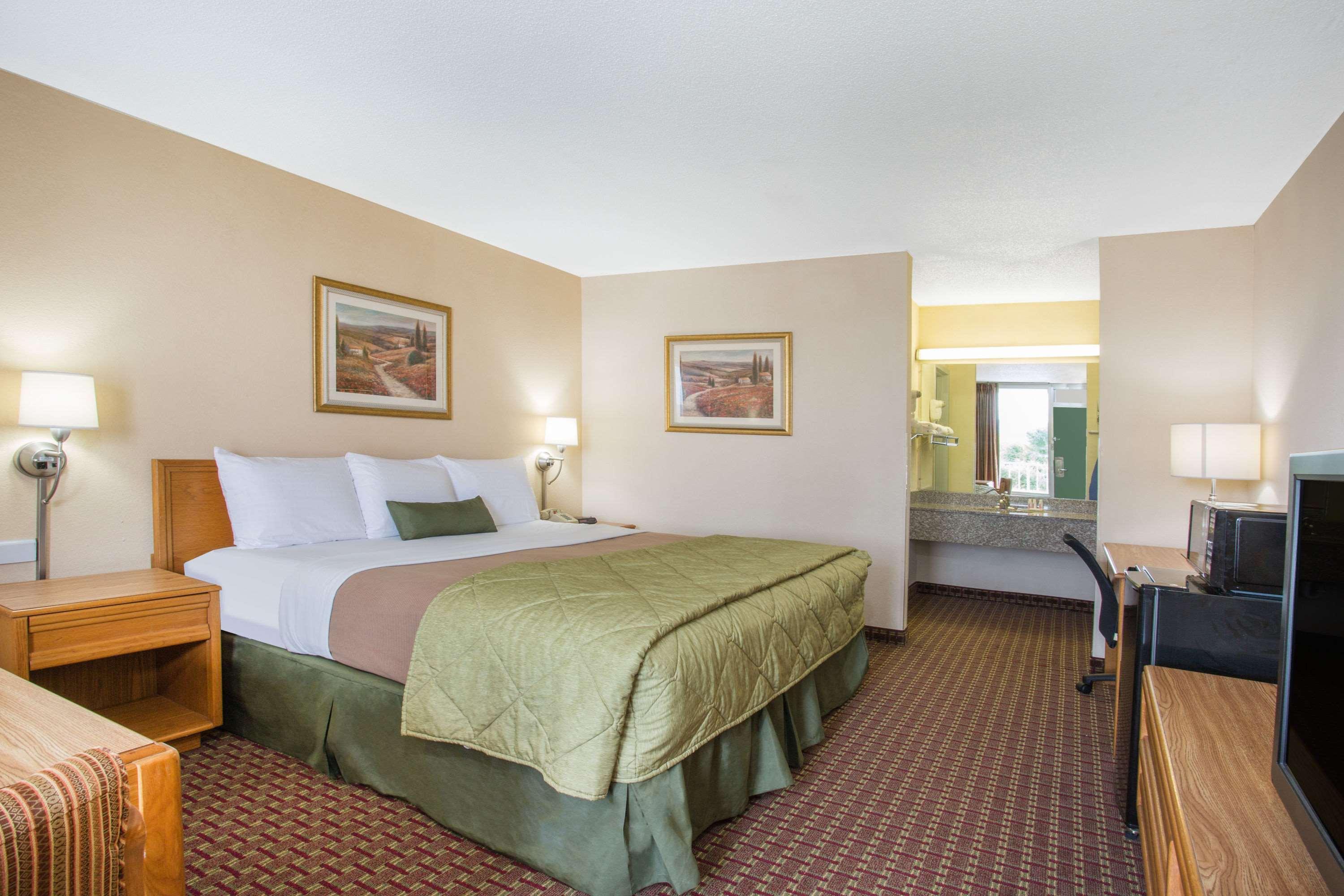 Ramada By Wyndham Wytheville Bagian luar foto