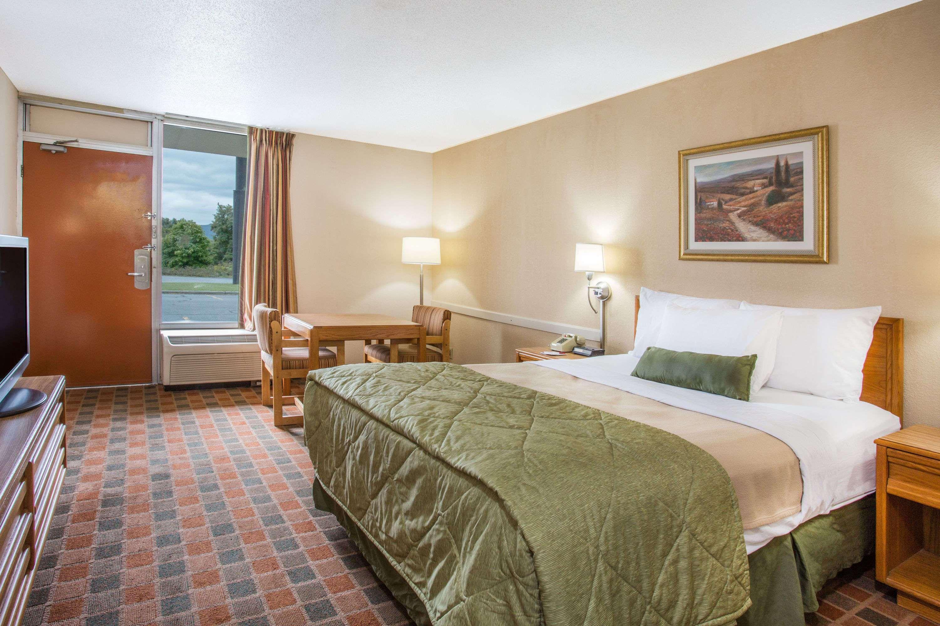 Ramada By Wyndham Wytheville Bagian luar foto