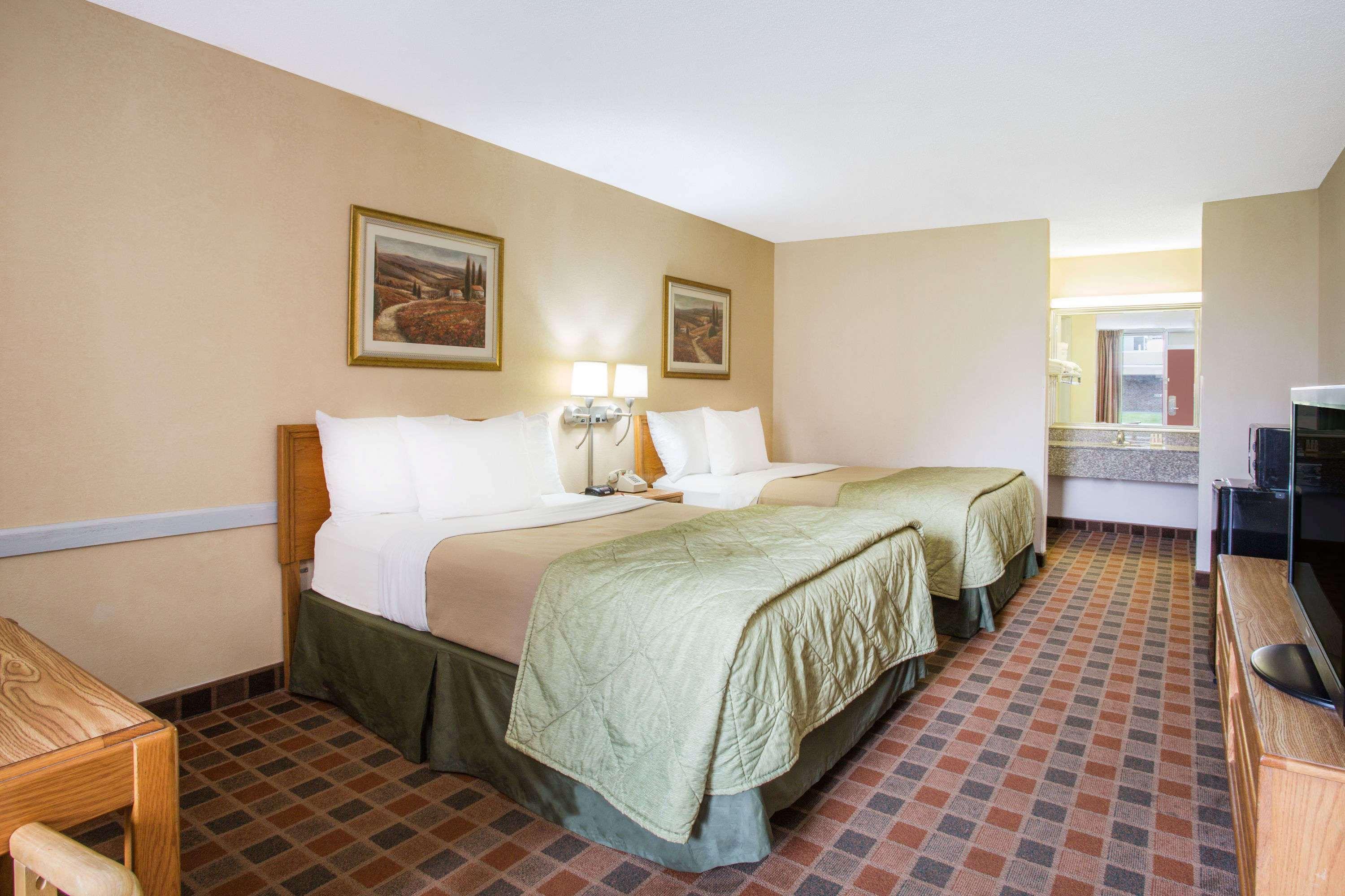 Ramada By Wyndham Wytheville Bagian luar foto
