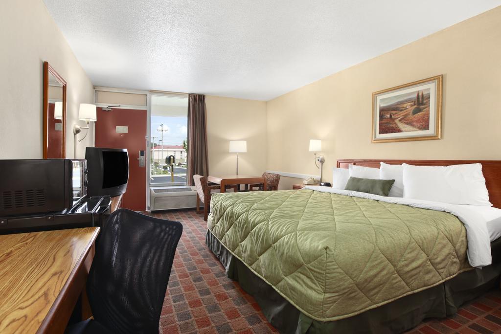 Ramada By Wyndham Wytheville Bagian luar foto