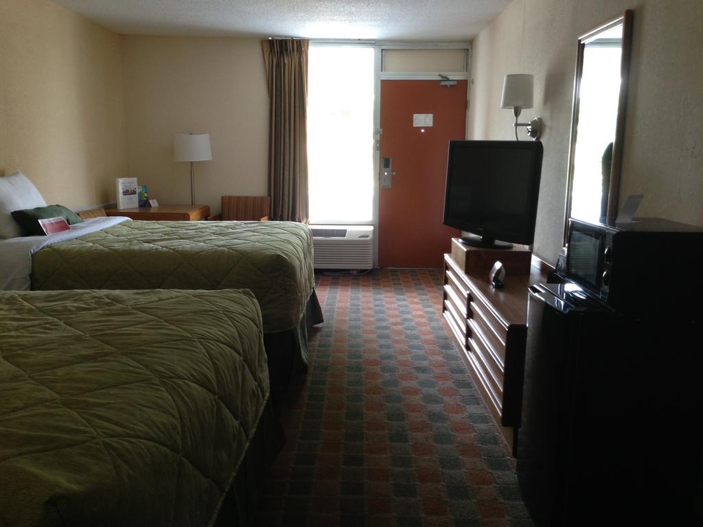 Ramada By Wyndham Wytheville Bagian luar foto
